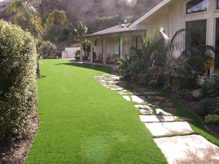 Narrow side-yard artificial lawn with a stepping-stone path